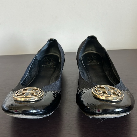 TORY BURCH Patent Caroline Ballet Flats Black Leather Gold Logo Sz 8 - Picture 7 of 9